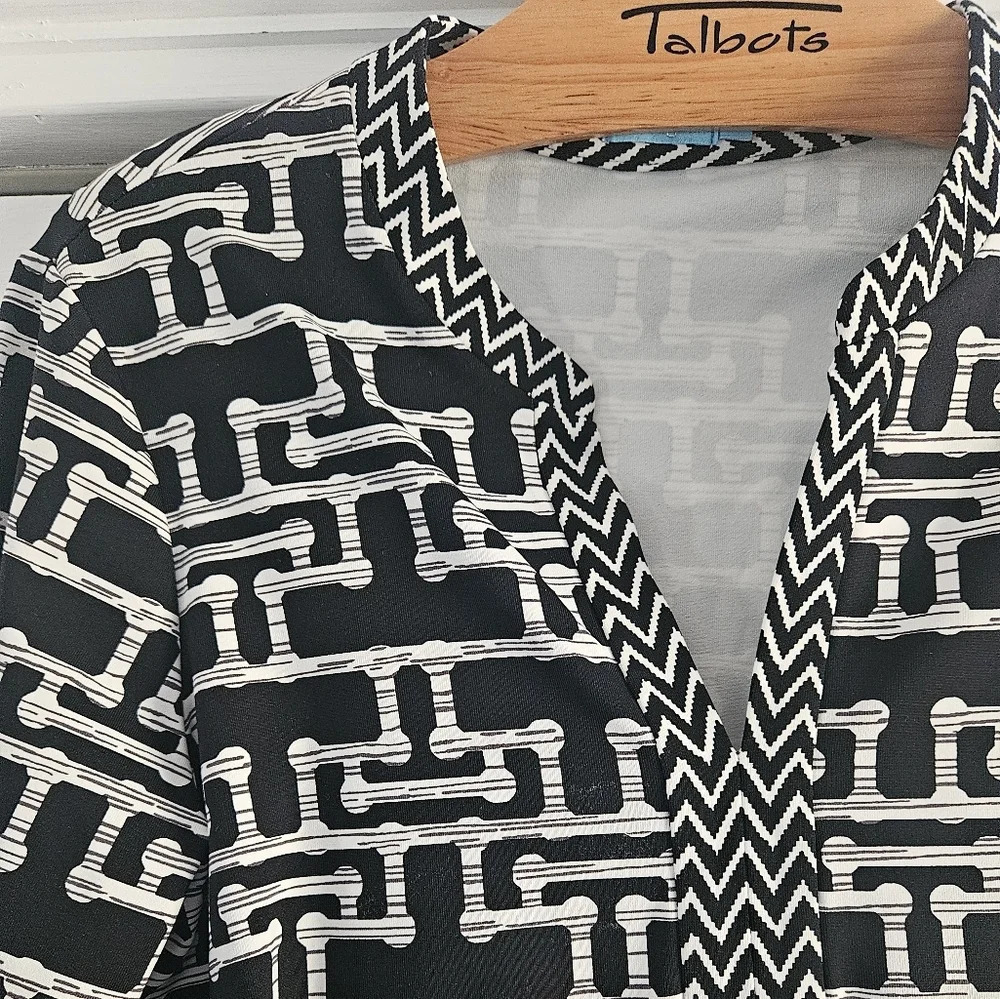 J. McLaughlin Black White Geometric Print Tunic Top Small V-Neck 3/4 Sleeve - Picture 4 of 10